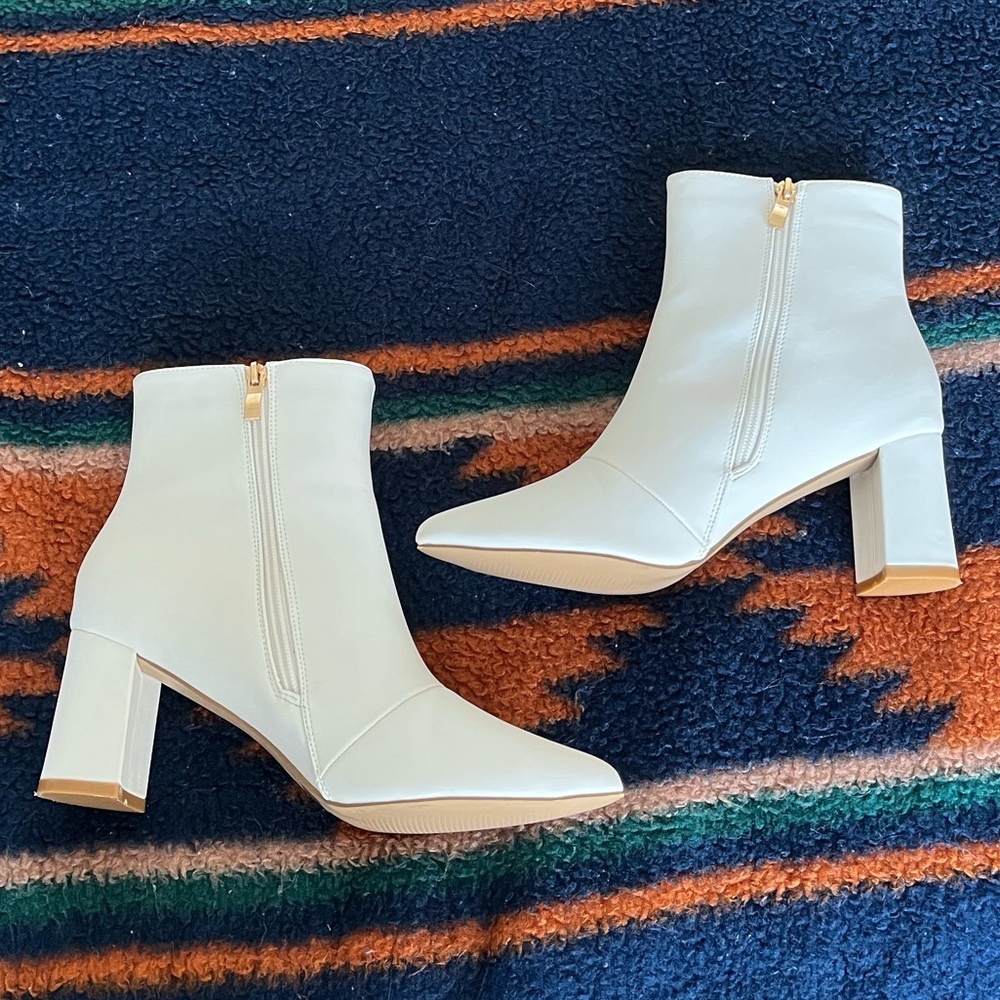 NWOT Lulus sarai off-white pointed-toe heeled ankle boots - Picture 8 of 11